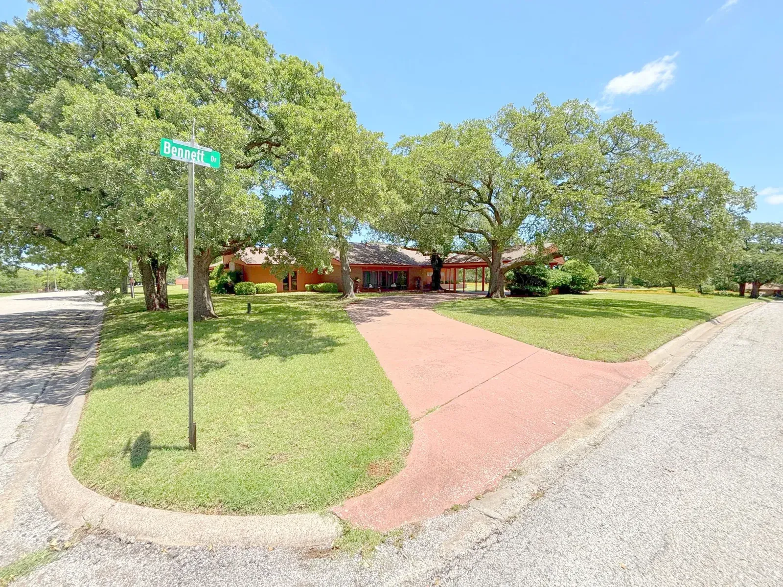 905 Bennett Dr. Bowie, Tx. 76230